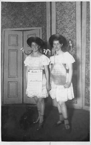 RPPC Mujeres Disfraces Carteles Años 30 Postal Bouthen Bytom Polonia Coletas Piernas - Imagen 1 de 2