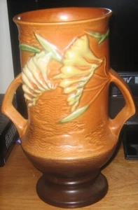 Vase Roseville Pottery 123-9 Tangerine Freesia Floral Double Handle Vase 9.5" - Picture 1 of 5