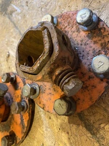 Kubota B5200 B6200 B7200 B8200 B5100 B1750 B7100 Wheel Hubs W/ Bolts - Picture 1 of 2
