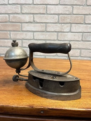 Antigua plancha vintage de vapor triste con mango de madera de principios de 1900 Foto 1 de 4