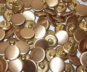 24 weiche goldene kleine einfache Metallknöpfe 5/8" - Bild 1 von 1