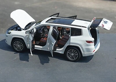 1/18 Scale Grand Commander White Diecast Car Model Toy Collection - Image 1 of 4