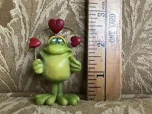 Russ Douglas signierter grüner Harz Frosch mit roten Herzen LOVE Dekoration - Bild 1 von 3