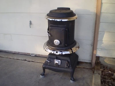 IDAHO QUEEN    Antique Parlor Stove - Image 1 of 4