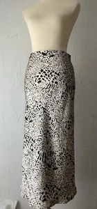 Falda Timing Sedosa Satén Pull On, Marfil, Salpicaduras Negras, Línea A Larga Talla Mediana - Imagen 1 de 9