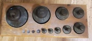 Juego de 9 pesas escala de latón vintage en caja de madera soporte de pesas en gramos usado - Imagen 1 de 14
