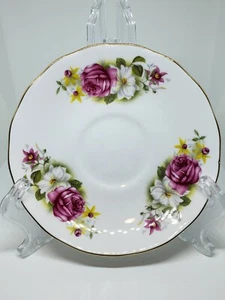 Vintage Queen Anne Bone China Saucer #F174, England Red Roses and White Flowers - Imagen 1 de 3