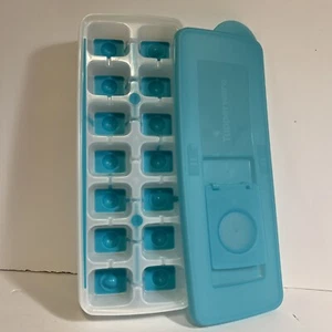Bandeja para cubitos de hielo azul Tupperware "Fresh 'n Pure" con sello y fondo de silicona flexible - Imagen 1 de 4