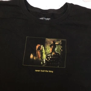 HOT TOPIC BEETLEJUICE NEVER TRUST THE LIVING TEE T SHIRT Mens M Gothic Movie - Picture 1 of 4