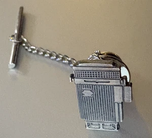 Vintage silberfarbene Anstecknadel Abzeichen: Industriemotor oder Kühler (GE?) - Bild 1 von 2