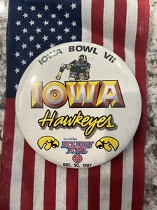 Vintage Iowa Hawkeyes 1987 Holiday Bowl 3 1/2 Zoll Knopf, sehr schön! - Bild 1 von 1