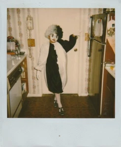 VINTAGE PHOTO/POLAROID: KID IN CRUELLA DeVILLE HALLOWEEN COSTUME - Picture 1 of 1
