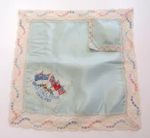 VINTAGE anni 50 SALUTI DALLInghilterra fazzoletto cotone nylon pizzo cuscino bandiere - Foto 1 di 8