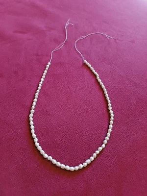 Collana artigianale con pietre di fiume bianche lucidate - Immagine 1 di 2