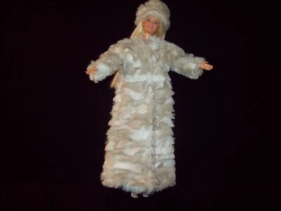 Abrigo de piel "con volantes" blanco y tostado Barbies con forro de terciopelo tostado + sombrero {S } Foto 1 de 2
