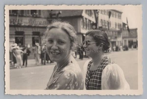 2 Frauen im Nationalsozialismus NS-Beflaggung - Altes Foto 1930er 1940er - Picture 1 of 2