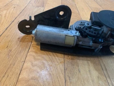 2005 Lincoln Navigator rear wiper motor with components ~SHELF 10 - Image 1 of 4