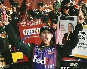 Foto firmada a mano de Denny Hamlin 8x10 carreras autógrafo de la firma NASCAR foto - Imagen 1 de 1