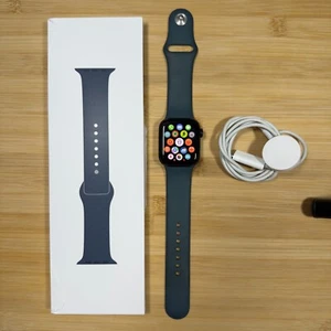 Apple Watch SE 2. generacji - GPS - 40mm - MIdnight - 100% biustonosz - Zdjęcie 1 z 13