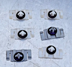 6 LOT 06-10 HUMMER H3 H3T Fender  Flare PANEL Retainer CLIP  11562147 USED OEM - Picture 1 of 4