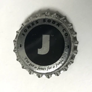 Jones Soda Co Flaschenverschluss Metall Pin 'I've got a jones for a Jones'| Hut Krawatte Revers - Bild 1 von 3