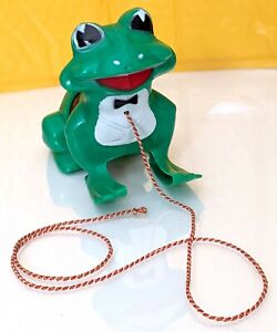 Vintage SLINKY FROG Green Pull Toy with original cord James Industries 440 happy