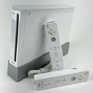 Nintendo Wii Konsole RVL-001 mit 2 Original-Zubehör-Zubehör-Hersteller Fernbedienungen & Zubehör - getestet & funktioniert - Bild 1 von 16