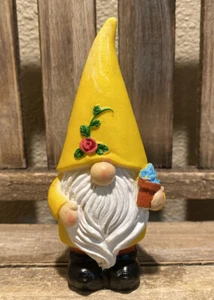 Gnome de jardin de printemps, petit gnome jaune résine, décoration de gnome, gnome de jardin - Photo 1/7