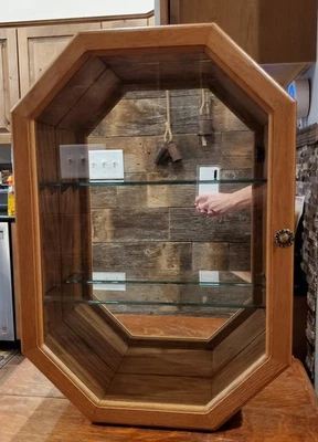 Vitrina de curiosidades octogonal vintage de madera y vidrio montada en la pared  Foto 1 de 4