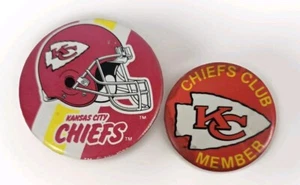 2 Stück Vintage 1980er NFL Collectors Series Button Pin Kansas City Chiefs - Bild 1 von 5
