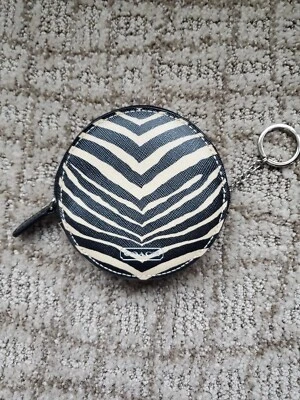 MONEDERO REDONDO ESTAMPADO CEBRA COACH CON LLAVERO F68668 Foto 1 de 4