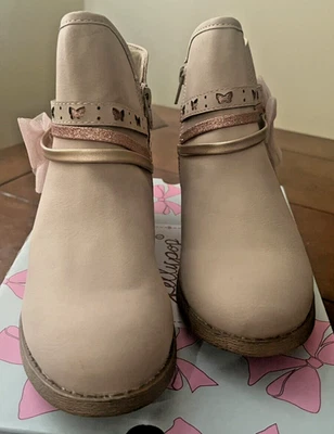 Botas femininas JellyPop tamanho 4M blush bege zíper lateral padrão borboleta nova com etiquetas caixa - Imagem 1 de 4
