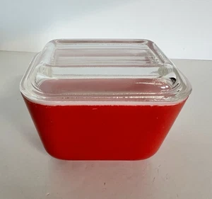 Plato refrigerador pequeño vintage Pyrex 501 de vidrio rojo con tapa acanalada 501C #1 - Imagen 1 de 6