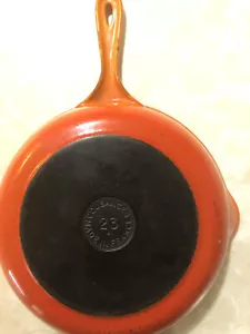 Cousances LE CREUSET Padella in ghisa smaltata 23 doppio beccuccio ARANCIO BRUCIATO - Foto 1 di 4