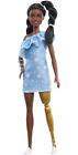 Barbie GYG09 - Fashionistas Puppe 146 (schwarzhaarig) mit Beinprothese, 2 gedreh