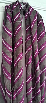 Bufanda LOFT Ann Taylor usada en excelente estado en color topo, púrpura y blanco - ligera Foto 1 de 3