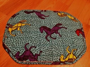 Alfombrilla de mesa o Hot Pad, 16 x 12, caballos sobre azul, acolchada, nueva hecha a mano. - Imagen 1 de 3
