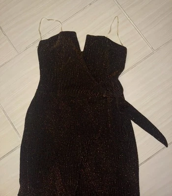 Trixxi Clothing Company 黑色带金色闪光露肩连身裤 — 第 1/4 张图片