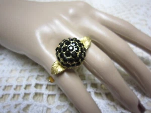 Rare SARAH COVENTRY 2-FINGER/DOUBLE GOLD TONE Glass Stone RING Adjustable 7/8 - Picture 1 of 14