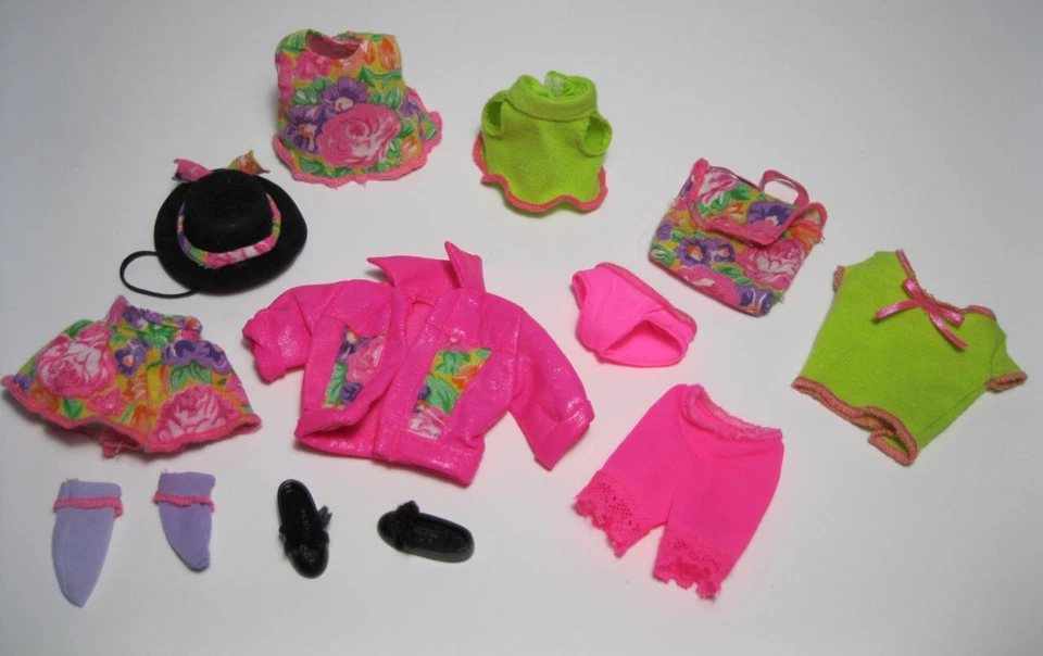 NUEVO VINTAGE 1991 7" Barbie Hermana Stacie Muñeca ROPA/ZAPATOS - TRAJE FLORAL ROSA Foto 1 de 1