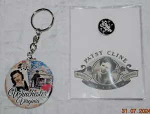 PORTACHIAVI COMMEMORATIVO (2,00"" disco) e PIN RISVOLTO (0,75") ""Patsy Cline"", nuovo - Foto 1 di 4