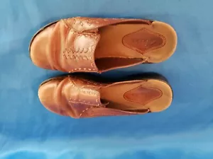 Clark's Womens Leather Stitched Mules Size 8M. Very Comfortable! - Picture 1 of 3