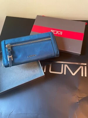 Nuevo en caja Cartera Continental TUMI Voyageur Nylon Cremallera Alrededor en Turquesa Oscuro Foto 1 de 4