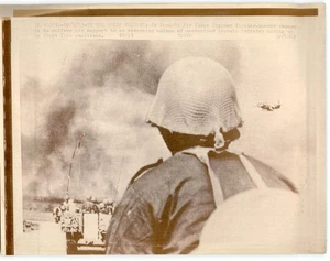 Soldatenansicht ISRAELI Luftwaffe SKYHAWK FIGHTER Ramadan Krieg 1973 Pressefoto - Bild 1 von 2
