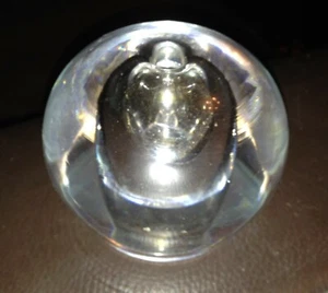 Seltener schwerer Klarglas Briefbeschwerer mit Loch in der Oberseite - Bild 1 von 7