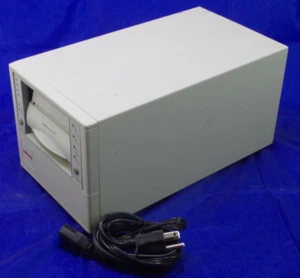 Quantum DLT Tape Drive External 40/80 GB TH8BG-YF Beige Enclosure 30-60502-07 - Picture 1 of 3