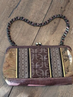Bolso de mano pequeño de cuero con retazos FOSSIL de colección con cierre de beso Foto 1 de 4