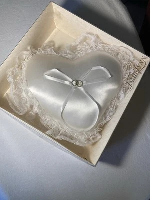 Almohada de satén portador de anillo de boda corazón blanco Jamie Lynn nueva en caja abierta sin usar Foto 1 de 3