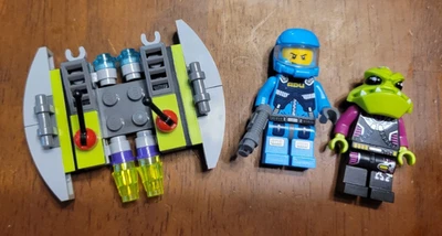 LEGO Space: Alien Striker (7049) Preowned- alien, space soldier, little ship - Image 1 of 4