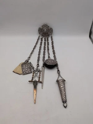 Broche victoriano antiguo inglés plateado chatelaine y 5 accesorios dijes Foto 1 de 4